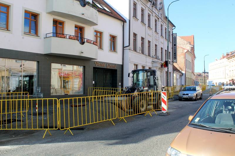 Aktuálně pracují dělníci souběžně na druhé a třetí etapě opravy ulice na pravé straně z pohledu od náměstí.