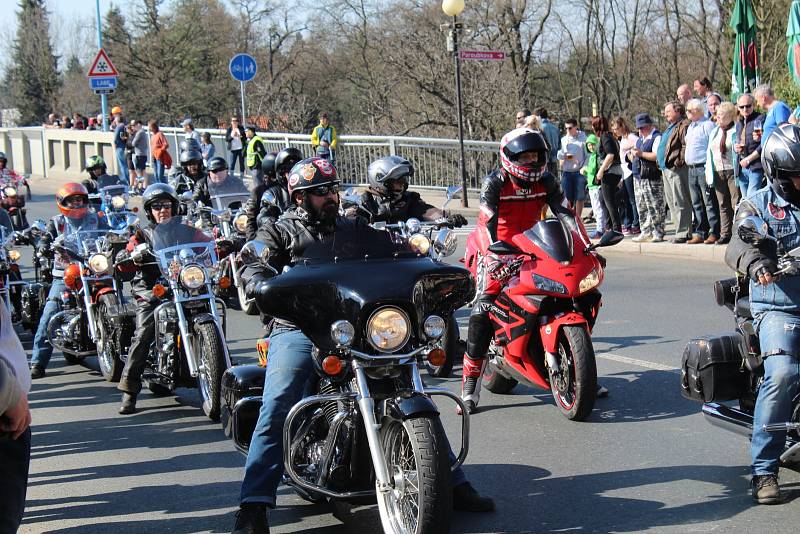 Zřejmě rekordní účast má letošní motorkářský sraz v Poděbradech, který každoročně na zahájení sezony pořádá Harley-Davidson Club Praha. Tentokrát se stroje nevešly na náměstí a kolonádu, takže pořadatelé je museli odklonit na náměstí T.G.M. a do všech při