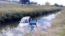 Řidič utopil ve středu 20. října 2021 auto v Mrlině. Hasiči vytahovali škodovku z řeky, při vyproštění použili těžkou techniku.