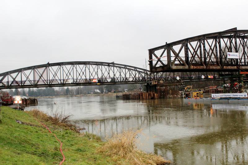 V lednu na stejném místě provedli unikátní operaci, při níž starý most odstranili pomocí speciálního katamaránu.