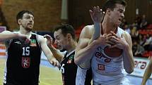 Z basketbalového utkání nadstavbové části Kooperativa NBL Nymburk - Hradec Králové (110:83)