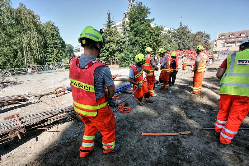 Atmosféra při vytahování lávky přímo při akci na břehu pod Eliškou.