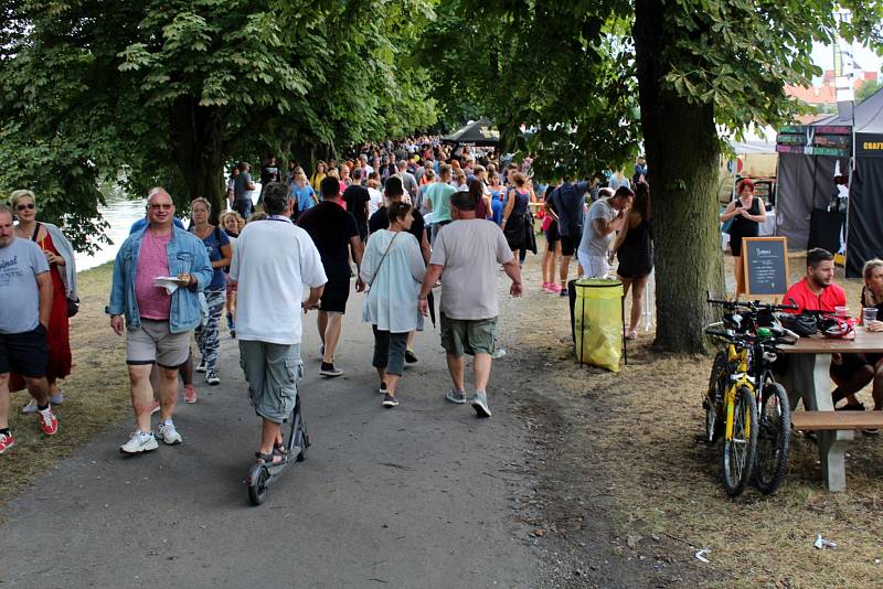 Stovky lidí ochutnávaly exotická jídla a piva z malých pivovarů.