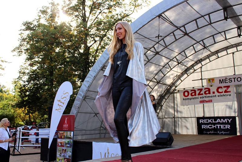 Finalistky Miss České republiky defilovaly v Poděbradech u lázeňské kolonády.