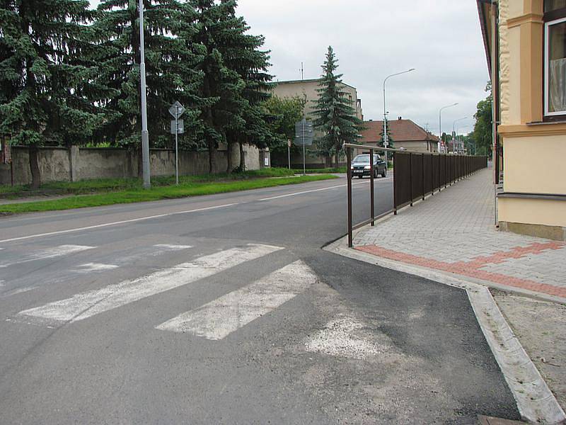 Výhled řidiče osobního auta na nepřehledné křižovatce