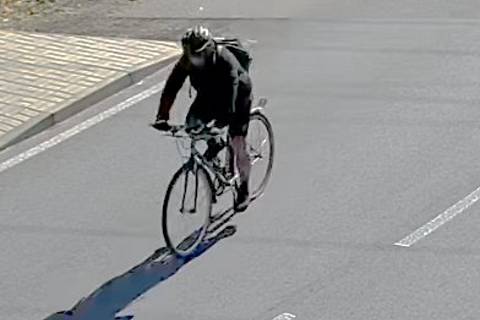 Dopravní policisté řeší nehodu, která se stala v sobotu 3. června 2023 na cyklostezce mezi Velkým Osekem a Libicí nad Cidlinou. Zatím se jim však nedaří ztotožnit cyklistu, jehož jméno nutně potřebují znát.