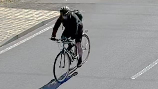 Dopravní policisté řeší nehodu, která se stala v sobotu 3. června 2023 na cyklostezce mezi Velkým Osekem a Libicí nad Cidlinou. Zatím se jim však nedaří ztotožnit cyklistu, jehož jméno nutně potřebují znát.