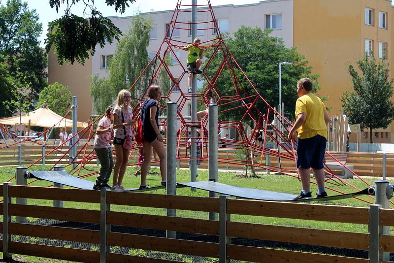 Nový komplex obsahuje tři dětská hřiště pro menší i větší děti, parkurové, workoutové a multifunkční hřiště, relaxační a piknikovou zónu s grilem a dvě pítka.