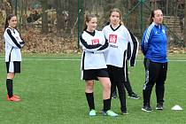 Z fotbalového turnaje okresních dívčích výběrů WU14 na umělé trávě v Poděbradech.
