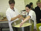 Na zemědělce studenti vyráběli sýr Goudu