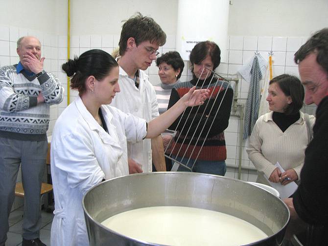 Na zemědělce studenti vyráběli sýr Goudu