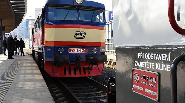 Novinky na železnici v nové turistické sezoně představili na pražském hlavním nádraží zástupci Českých drah, Středočeského kraje a Prahy. Jedním z hitů letošního roku se má stát větší využívání pamětnických dieselů zvaných bardotka.