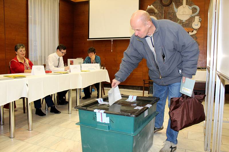 Na Hotelovou školu přišli volit nejen místní, ale také lázeňští hosté a účastníci zdejšího semináře.