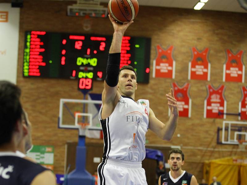 Z basketbalového utkání Nymburk - Ostrava