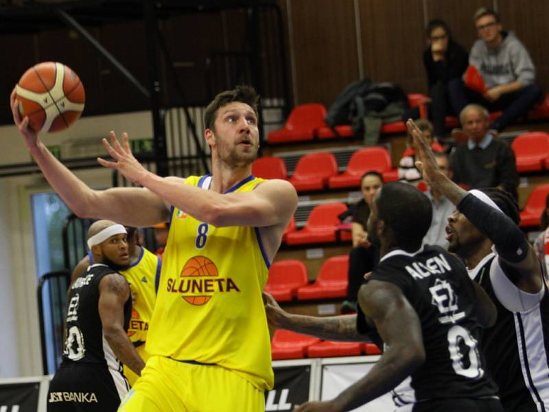 Z basketbalového utkání play off Nymburk - Ústí nad Labem (86:59)