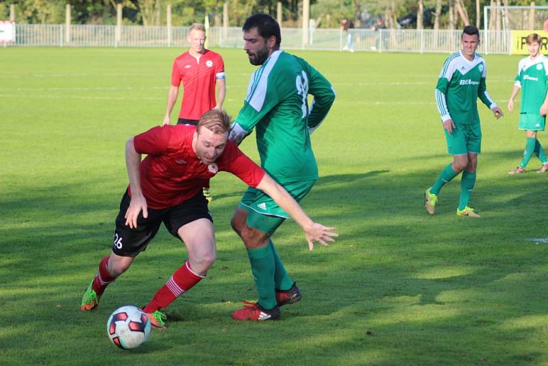 Z divizního fotbalového utkání Ostrá - Meteor Praha (3:0)