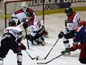 Hokejisté Nymburka (v bílém) zvládli utkání druhé ligy s posledními Letňany s odřenýma ušima, vyhráli jen těsně 2:1.