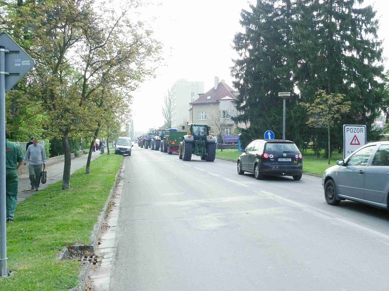 Spanilou jízdou Traktorparáda se studenti poděbradské zemědělky rozloučili se školou.