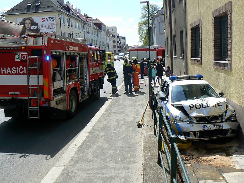 Na křižovatce ulic Boleslavská a V Kolonii došlo ke střetu Škody Fabia a policejního vozu, který pod houkačkami spěchal k jinému případu.