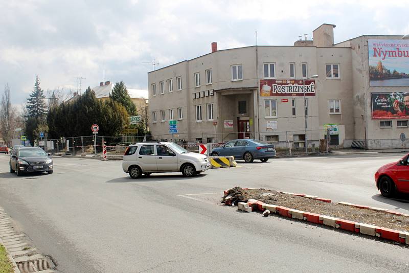 Kruhový objezd na křížení Boleslavské třídy a Zbožské ulice v Nymburce před přestavbou.