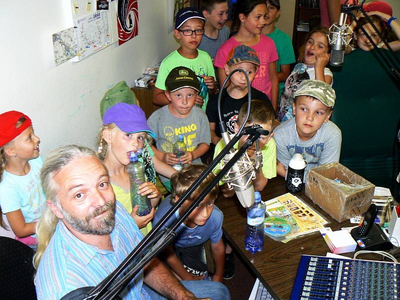 Děti z příměstského tábora Klubu Kamarád z Kostomlat v nymburském Radiu Patriot