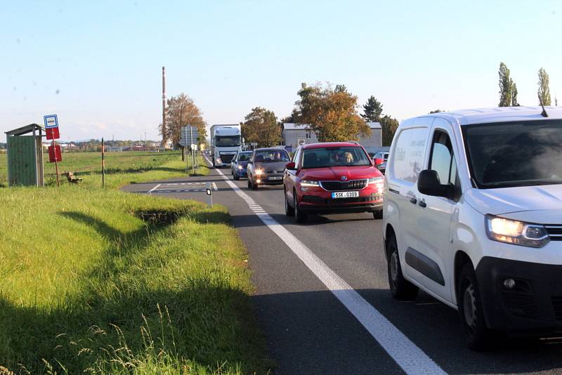 Z dopravní nehody na křižovatce mezi Nymburkem a Všechlapy na odbočce směrem k obci Veleliby z hlavního tahu na Mladou Boleslav.