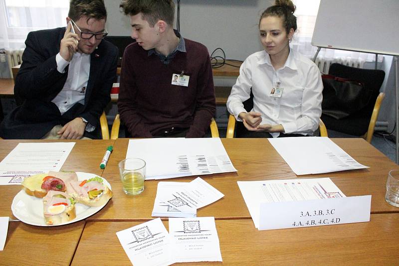 Na Hotelové škole v Poděbradech se v úterý a středu konají Studentské volby, v nichž studenti vybírají ve druhém kole prezidenta.