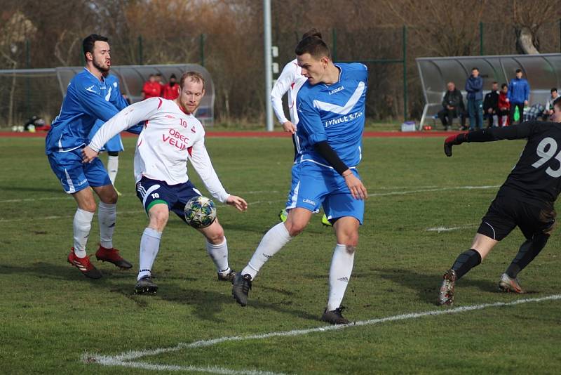 Z přípravného fotbalového utkání Velim - Poříčany (2:1)