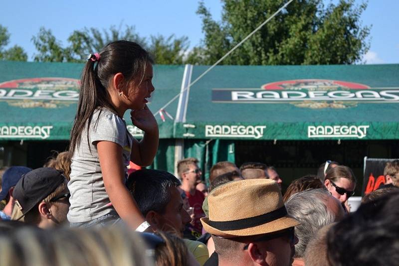 Hlavní taháky festivalu roztančily louku u Jezera.