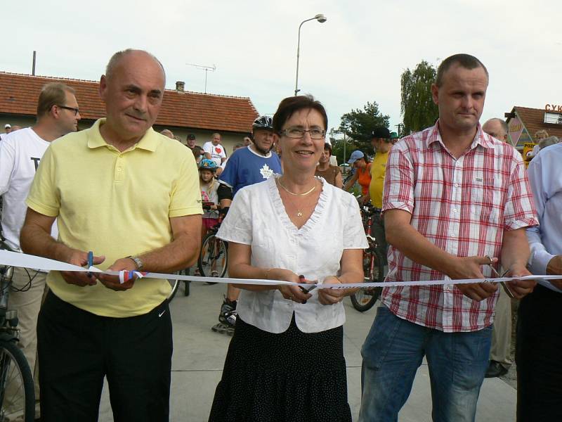 Nový úsek 1,8 km  cyklotrasy mezi Kostelní a Pískovou Lhotou ve čtvrtek slavnostně otevřeli za přítomnosti středočeské hejtmanky Zuzany Moravčíkové a zástupců zúčastněných stran včetně starostů okolních obcí. 