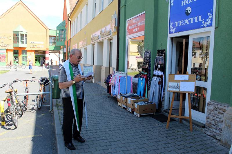 Z výstavy a odhalení pamětní desky malíři Josefu Štěrbovi na náměstí v Městci Králové.