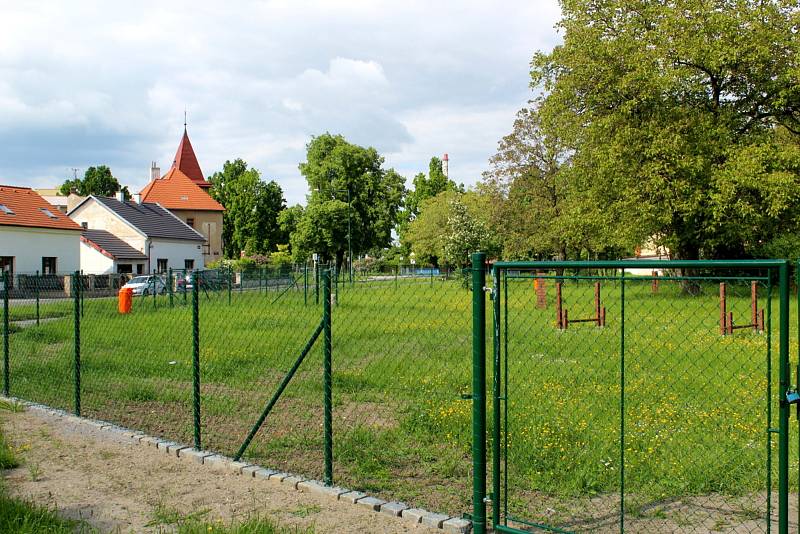 Překážky v novém dogparku v Drahelické ulici už jsou instalovány.