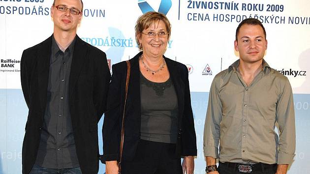Živnostník roku Jan Temr (vlevo), Byzbys rebel Eva Kočová a jednatel Firmy roku Building SP Martin Slanina při předání cen. 