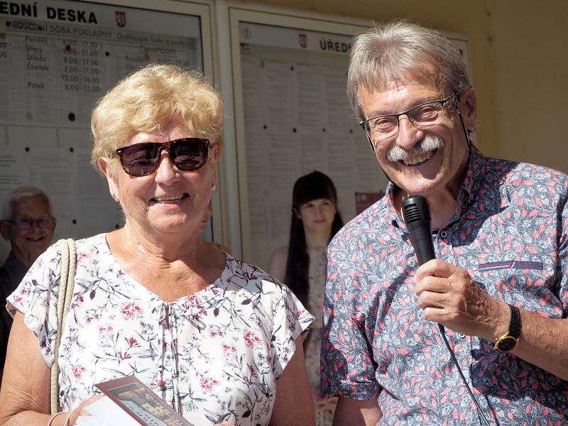 Ze křtu knihy Nymburský „Uličník“ a následné autogramiády autora Jana Řehounka.