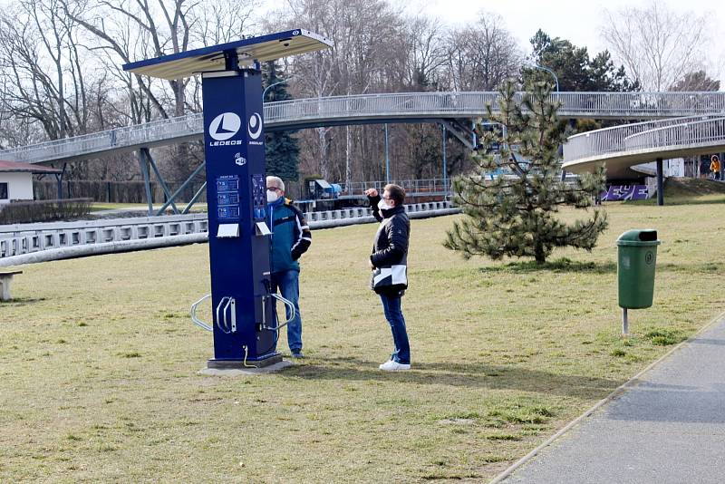 Nová dobíjecí stanice pro elektrokola poblíž budovaného bistra U Lupiče v Poděbradech.