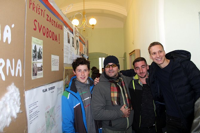 Slavnostní shromáždění studentů k 30. výročí Sametové revoluce se konalo u budovy Gymnázia Bohumila Hrabala. Poté si hosté včetně Ondřeje Vetchého prohlédli výstavy uvnitř budovy.