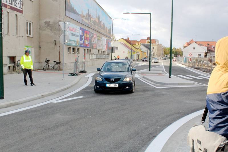 Z otevření kruhového objezdu u bazénu a budovy policejního ředitelství v Nymburce.