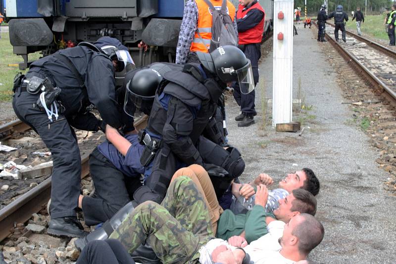 Mezinárodní policejní cvičení Railex 2017 se konalo uplynulé dva dny v nymburském železničním depu.