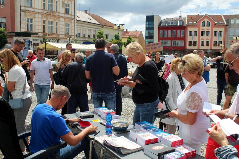 Setkání příznivců i odpůrců Andreje Babiše na náměstí v Nymburce.