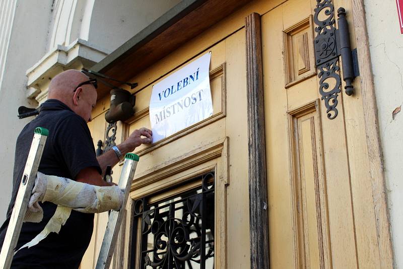 Úprava cedule na Základní škole Tyršova dočasně zavřela vchodové dveře k volebním místnostem.