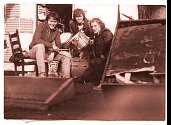 Skupina Kraken při úklidu zkušebny, 1984. Chvíle odpočinku, zleva Sixta, Grospič a Brusničan.