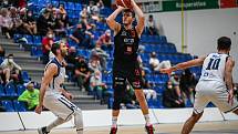 Z basketbalového utkání Kooperativa NBL Kolín - Nymburk (86:91)