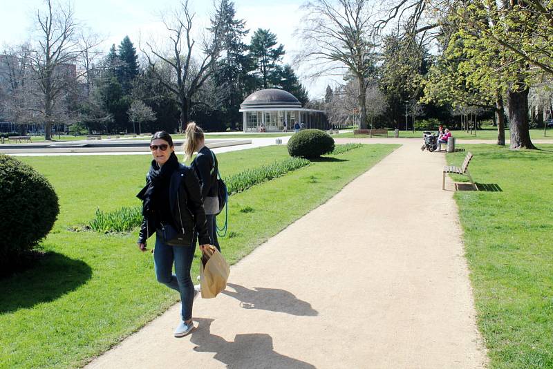 Lázeňský park na jaře. Brzy už po něm budou kroužit robotické sekačky.