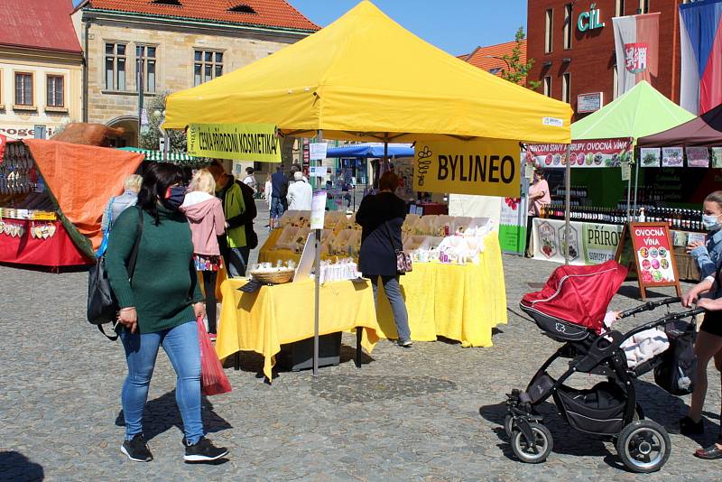 Farmářské trhy v Nymburce se zatím z náměstí nikam nestěhují.