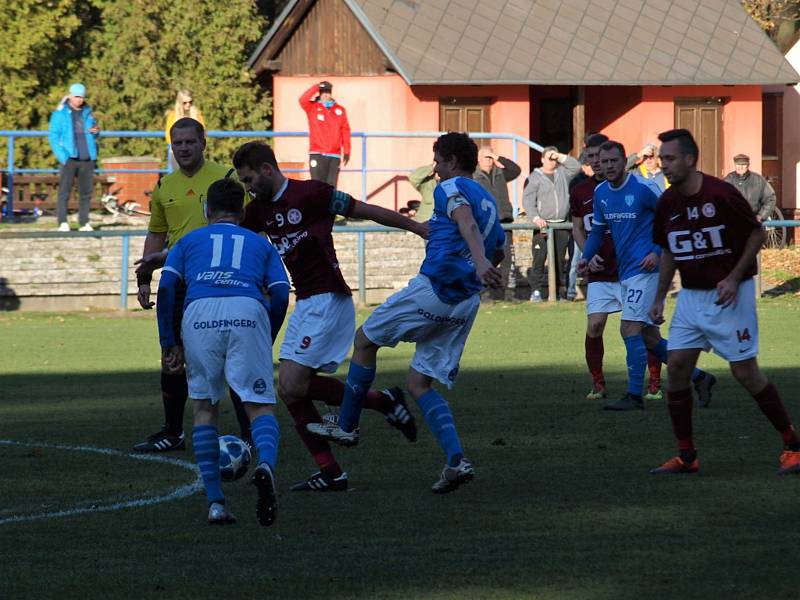 Fotbalisté Bohemie Poděbrady (v rudém) vyhráli doma okresní derby nad Vykání 2:1.