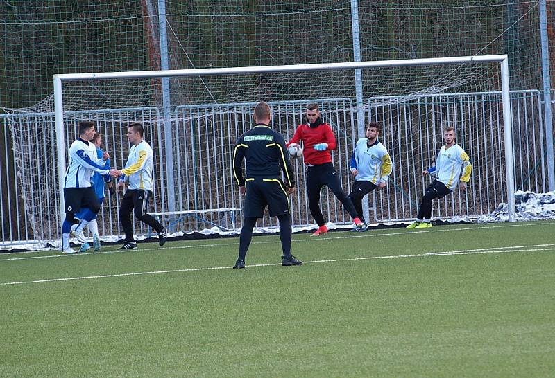 Fotbalisté Poříčan (v modrém) se drželi s divizními Neratovicemi jen šedesát minut. Nakonec prohráli 0:3.