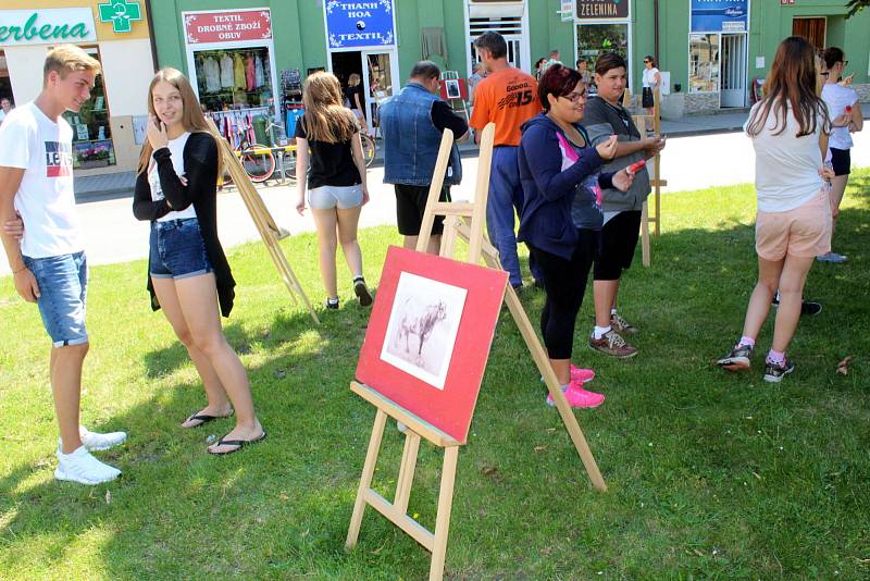 Z výstavy a odhalení pamětní desky malíři Josefu Štěrbovi na náměstí v Městci Králové.