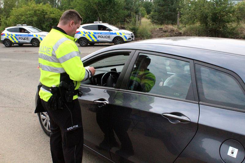 Policisté na milovickém festivalu spolupracovali s celníky i akademiky při odhalování drogových deliktů. Přivezli si originální přístroj, plynový chromatograf.