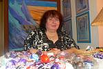 Až z Valašska zavítala do Lesního ateliéru Kuba v Kersku během loňského velikonočního víkendu Naděžda Šebestýenová. Lidem předvedla vyškrabávání kraslic, nebo různá věnování na kraslici.