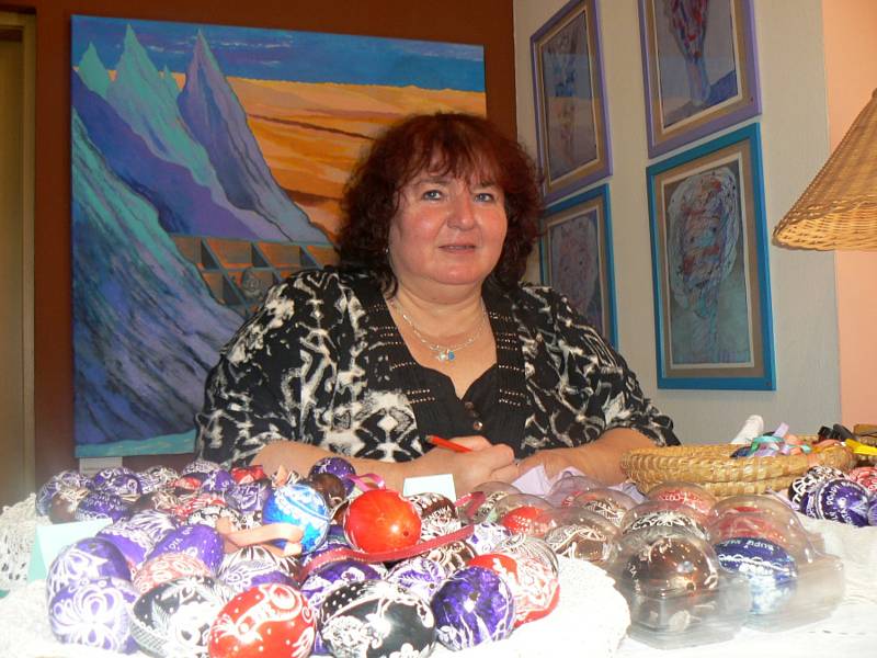 Až z Valašska zavítala do Lesního ateliéru Kuba v Kersku během loňského velikonočního víkendu Naděžda Šebestýenová. Lidem předvedla vyškrabávání kraslic, nebo různá věnování na kraslici.